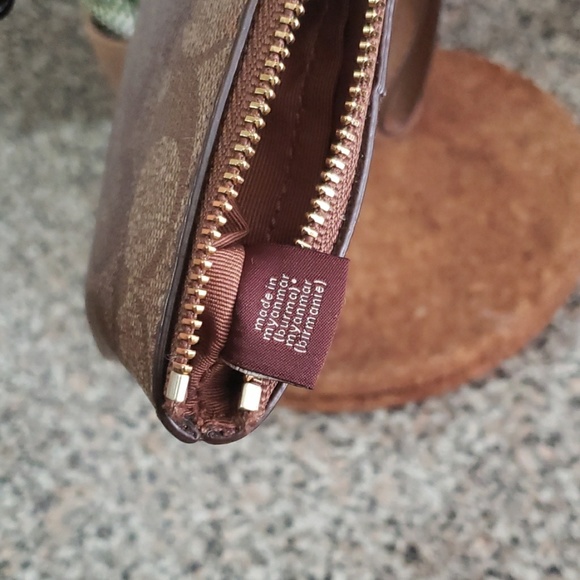 Sold Coach Corner Zip Wallet, Authentic - Picture 5 of 7